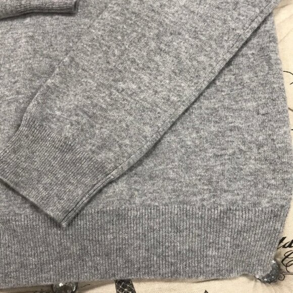 Qi Cashmere V-Neck Sweater - Picture 5 of 6